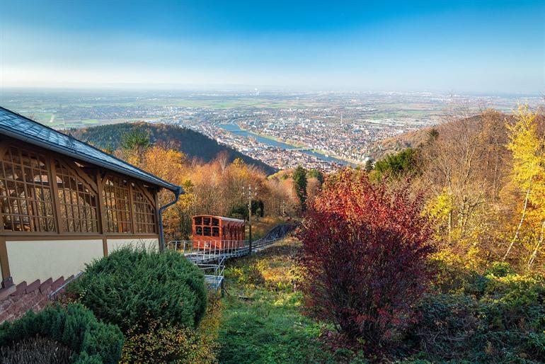 Fahren Sie mit der Seilbahn auf den Gipfel des Königstuhls in Heidelberg.