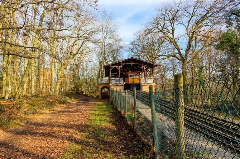 Fahren Sie mit der Nerobergbahn auf den Neroberg und genießen Sie die Aussicht vom Gipfel in Wiesbaden.