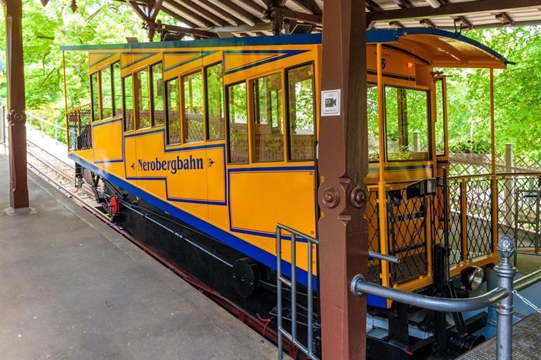 Fahren Sie mit der Nerobergbahn auf den Gipfel des Nerobergs in Wiesbaden.