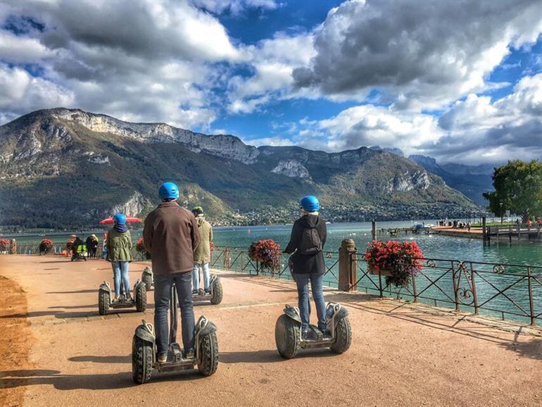 Eine Segway-Tour entlang des Ufers des Lac d'Annecy machen