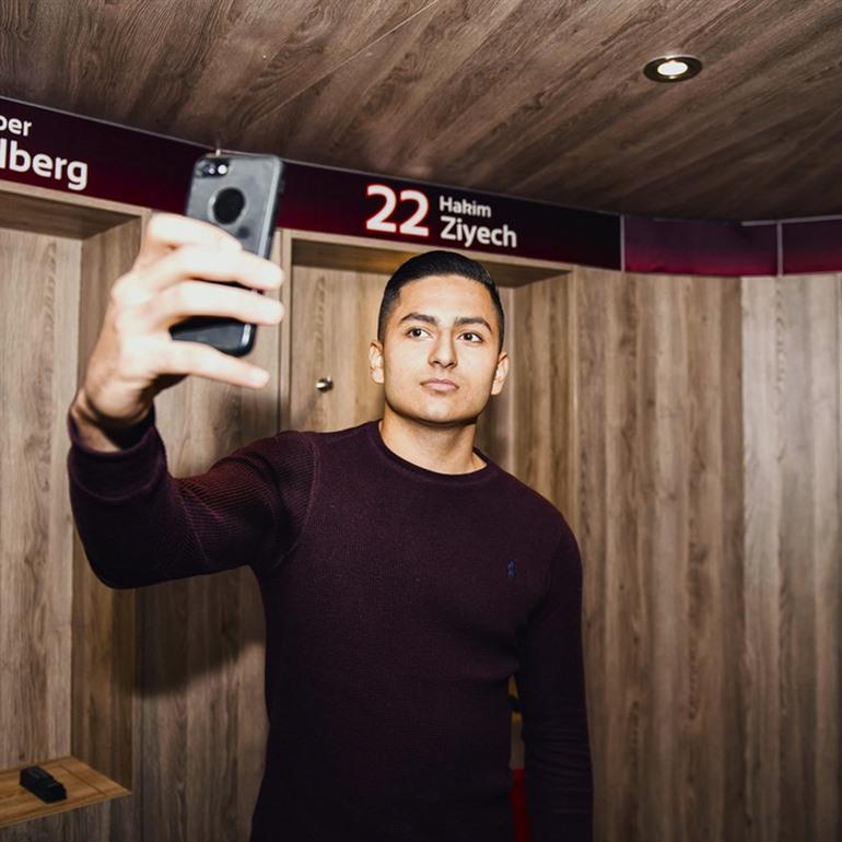 Mach ein Selfie in der Ajax-Kabine