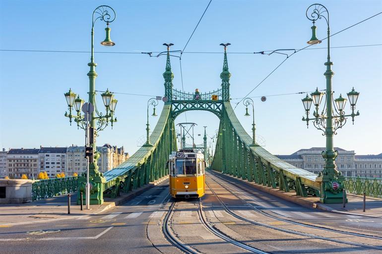 Machen Sie eine Straßenbahnfahrt in Budapest
