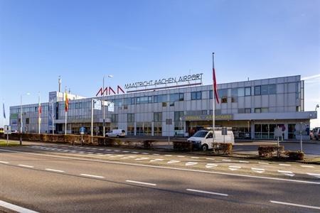 Parken am Flughafen Maastricht Aachen: Preise & Infos plus kostenlose Alternativen