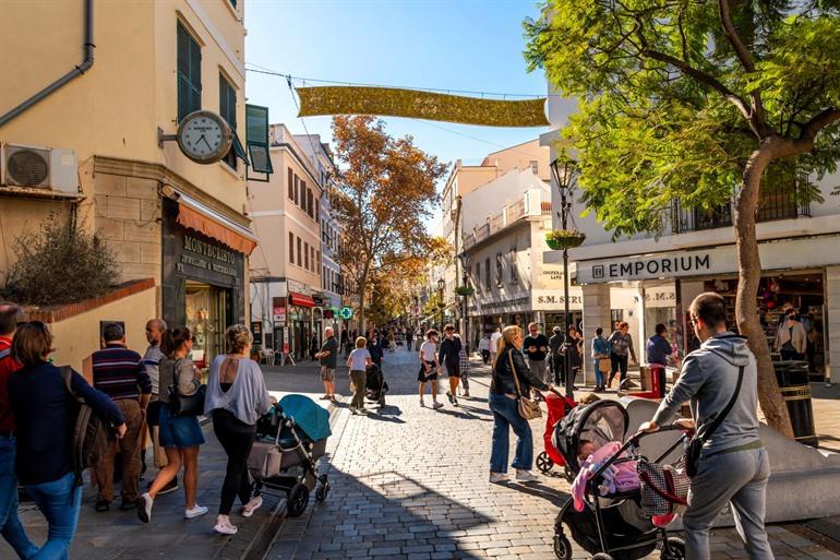 Main Street, die wichtigste Einkaufs- und Flaniermeile von Gibraltar