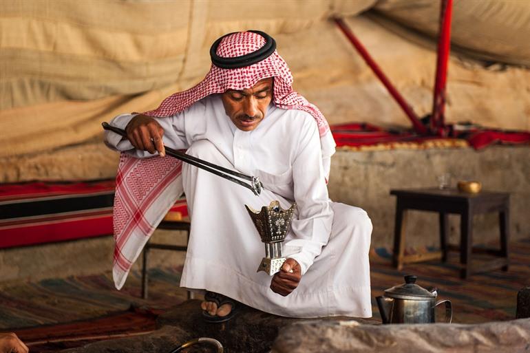 Herstellung von traditionellem Tee in Wadi Rum, Jordanien