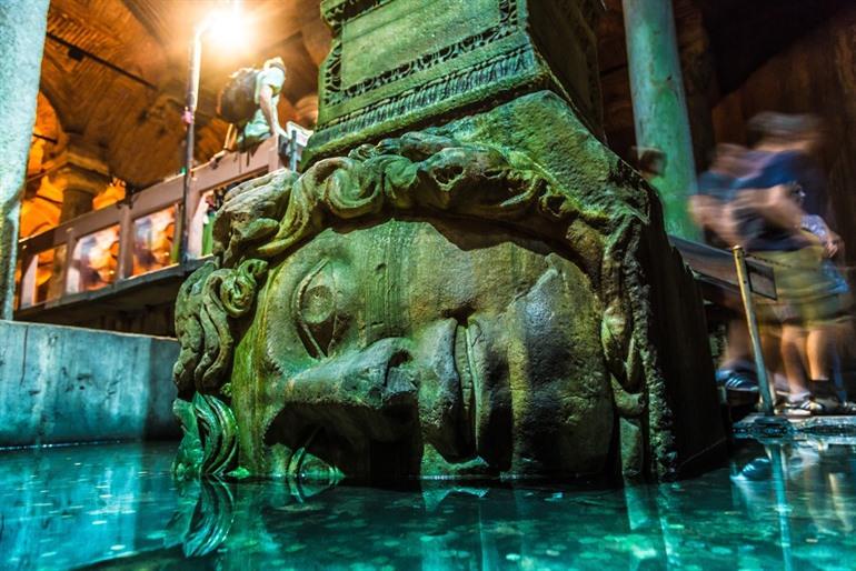 Medusenhaupt in der Basilica Cistern in Istanbul