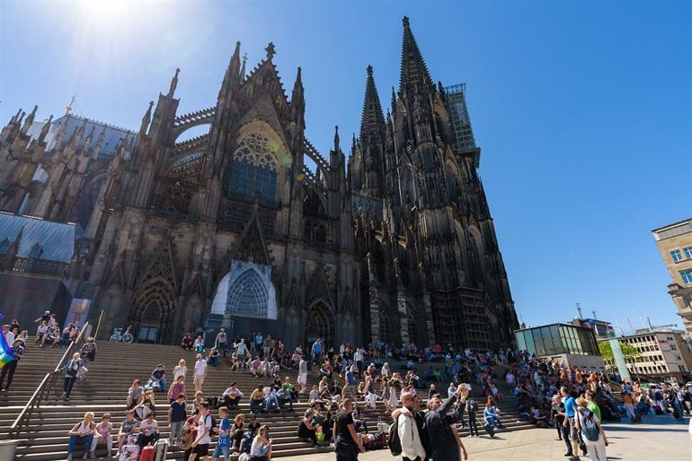 Menschenmenge rund um den Kölner Dom