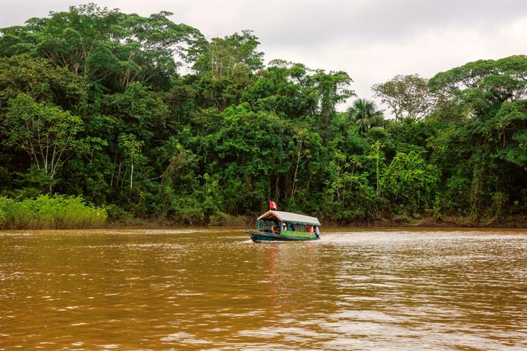 Mit dem Boot auf dem Amazonas in Peru