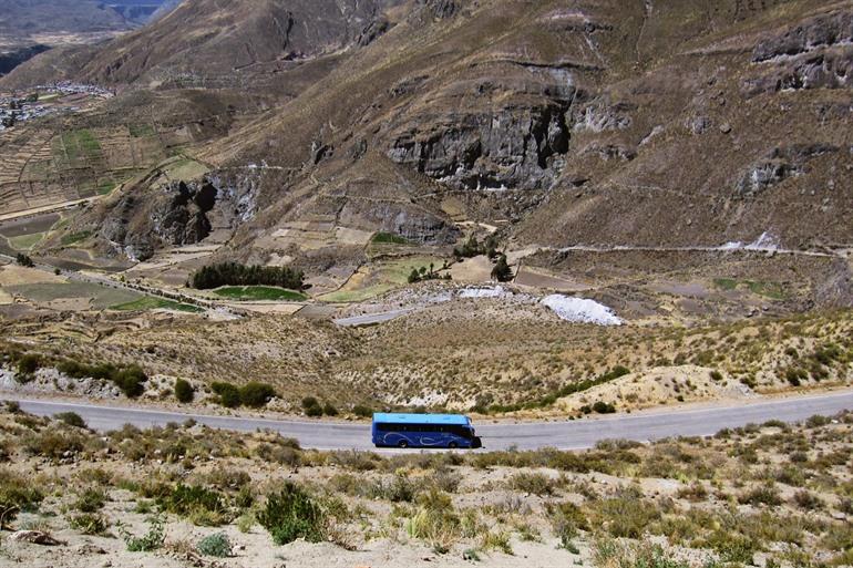 Mit dem Bus durch die Schlucht in Peru