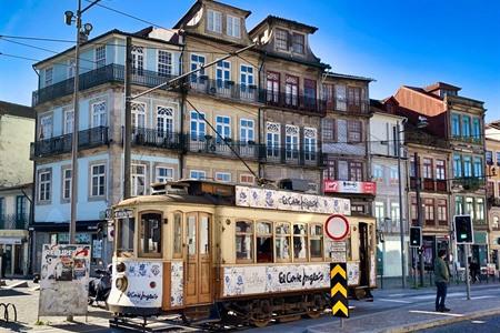 Mit einer authentischen Straßenbahn durch Porto