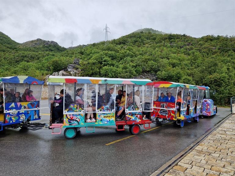 Mit einer kleinen Bahn zur Lipa-Höhle in Montenegro