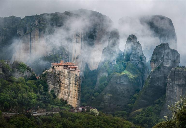 Meteora-Klöster im Nebel