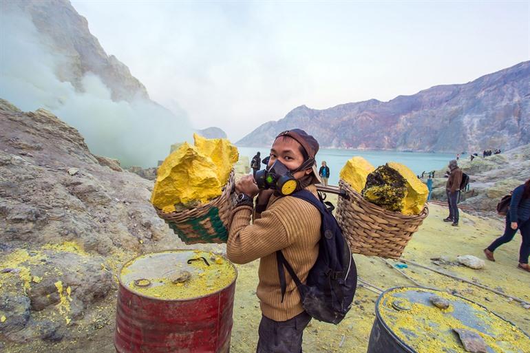 Bergleute bei der Arbeit am Ijen-Krater