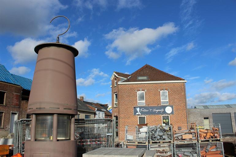Arbeiterlampe beim Bahnhof Tollembeek, Pajottenland