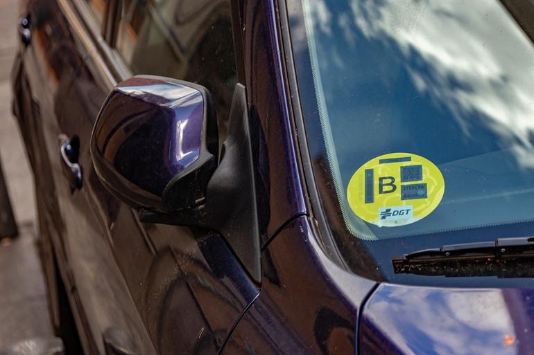 Umweltplakette B auf der Autoscheibe