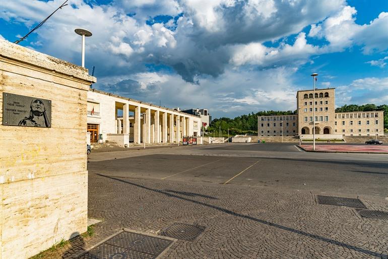 Mother Teresa Platz mit dem Universitätsgebäude in Tirana, Albanien