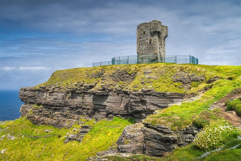 Moher Tower am Hag's Head an den Klippen von Moher