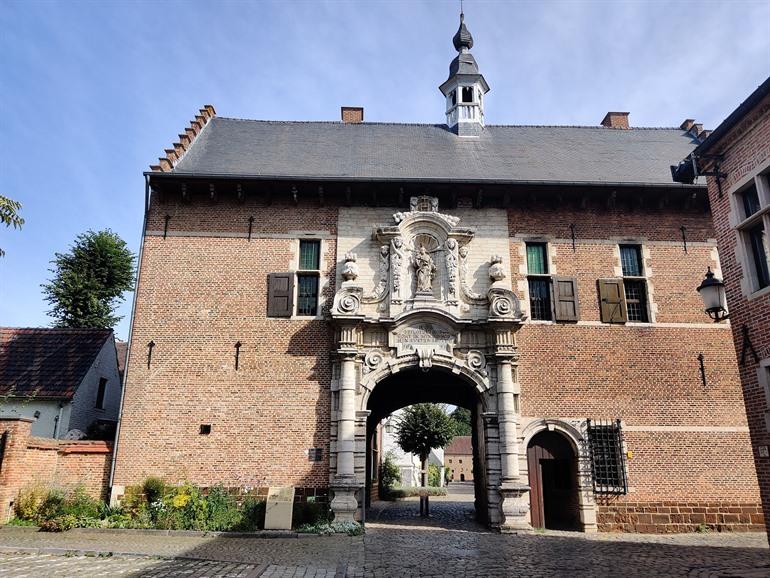 Monumentaler Eingang des Begijnhofs in Diest