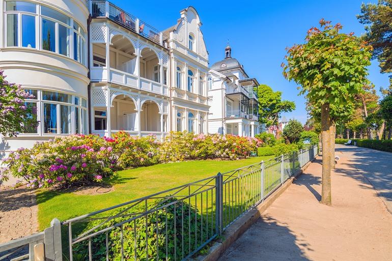 Schöne historische Villen an der Küstenstraße von Binz, Rügen