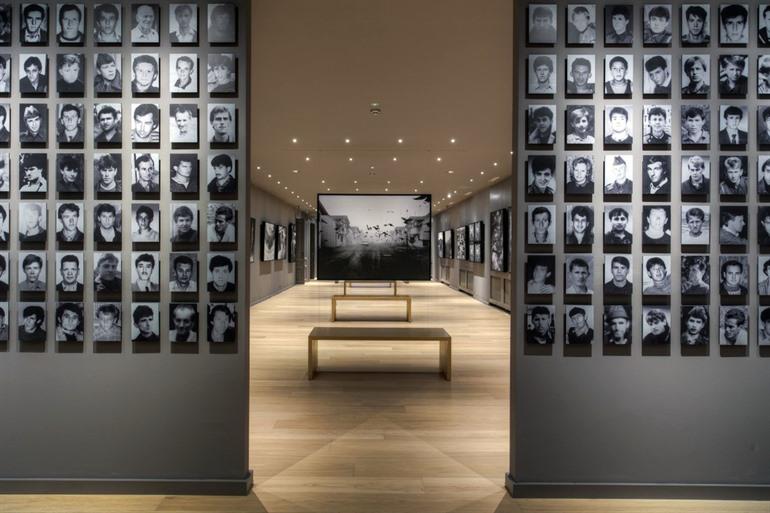 Besuchen Sie das Museum Galerija am 11. Juli 1995 in Sarajevo, Bosnien und Herzegowina
