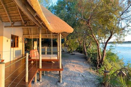 Ndhovu Safari Lodge mit Blick auf den Okavango-Fluss buchen