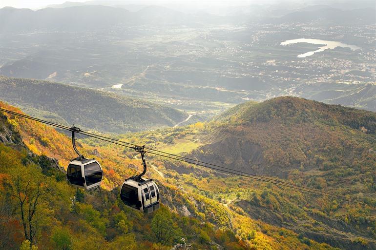 Fahren Sie mit der Dajti Ekspres Seilbahn im Nationalpark in Albanien.