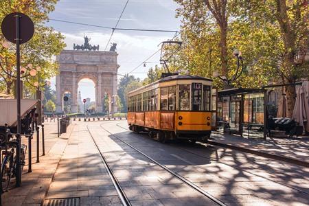 Fahren Sie mit der historischen gelben Straßenbahn in Mailand, Italien.