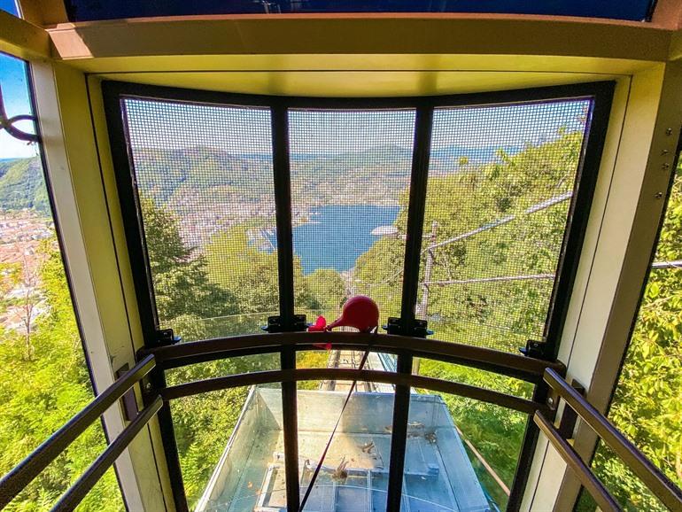 Fahren Sie mit der Seilbahn nach Brunate