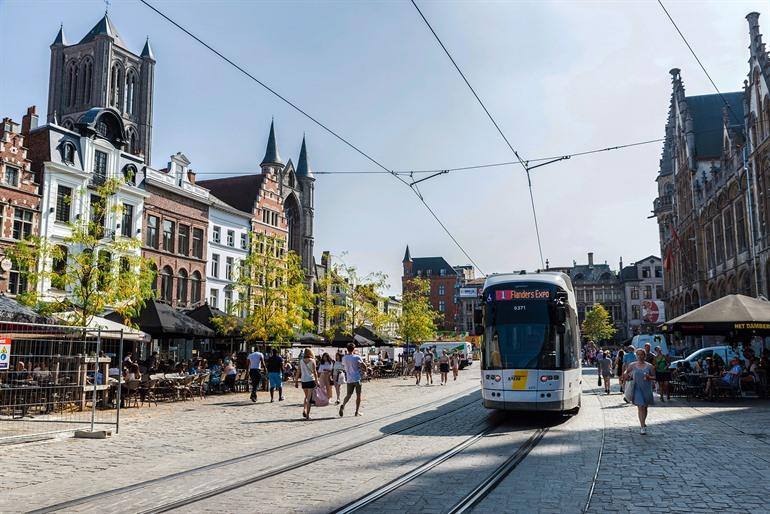 Fahren Sie mit der Straßenbahn zur Korenmarkt in Gent.