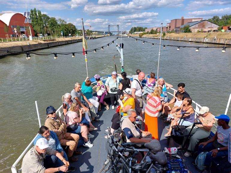 Nehmen Sie die Wasserbuslinie in Richtung Brüssel, Vilvoorde.