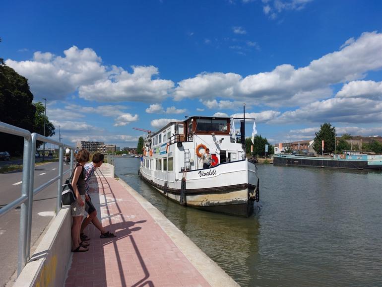 Nehmen Sie die Wasserbuslinie in Richtung Brüssel, Vilvoorde.