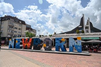 Das Neugeborenen-Denkmal in Pristina besichtigen