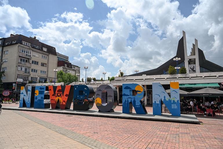Das Neugeborenen-Denkmal in Pristina besichtigen