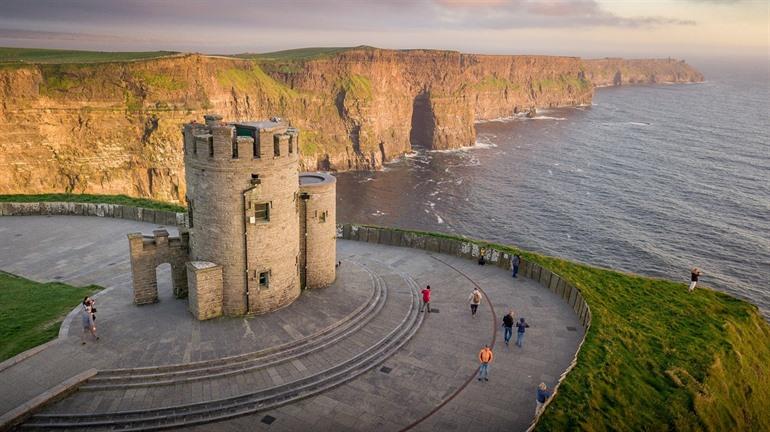O'Brien's Tower an den Cliffs of Moher