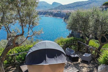 Oder wählen Sie Ihr eigenes Glamping-Zelt mit allem Komfort und einer Terrasse.
