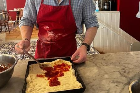 Oder backen Sie Ihre eigene Pizza Margherita in einer berühmten Pizzeria in Como.