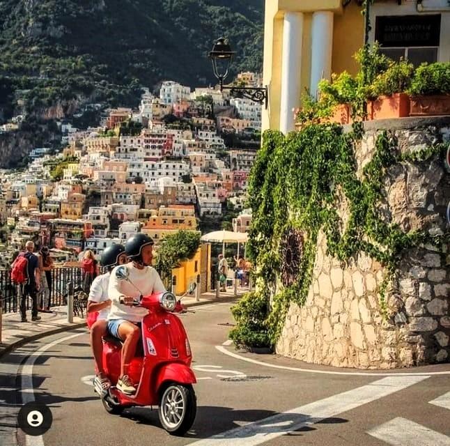 Oder reisen Sie entlang der schönsten Orte der Amalfiküste mit einer Vintage-Vespa