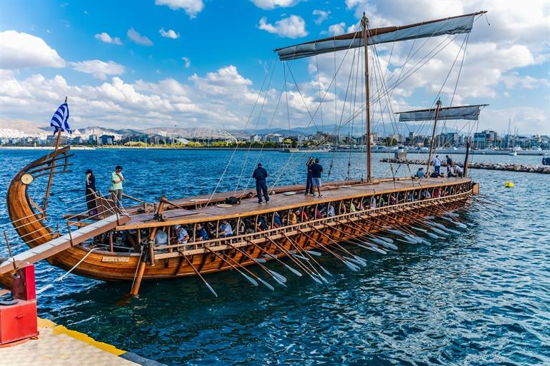 Olympias-Schiff im Hafen von Athen, Griechenland