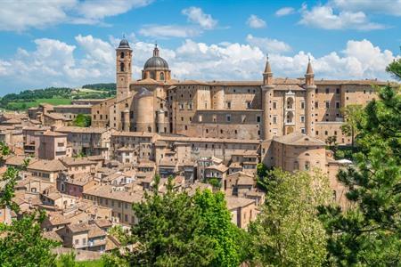 Eingemauerte mittelalterliche Stadt Urbino, Marken, Italien
