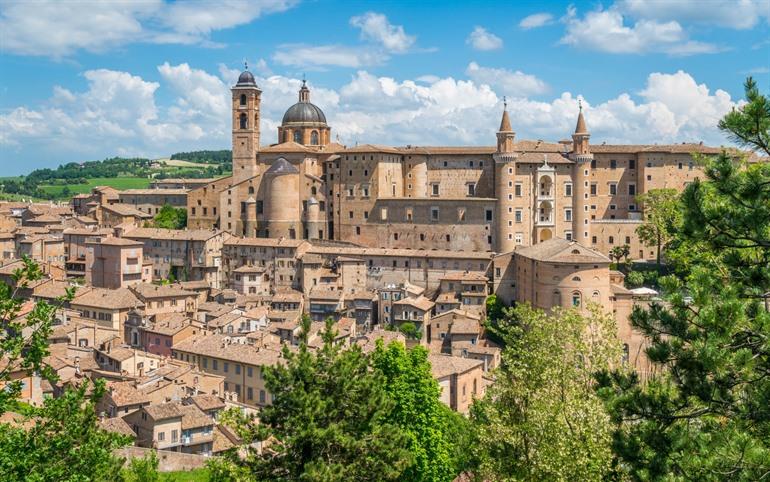 Eingemauerte mittelalterliche Stadt Urbino, Marken, Italien