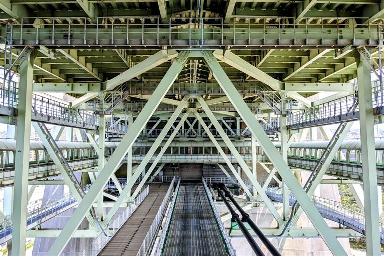 Unter der Akashi-Kaikyo-Brücke