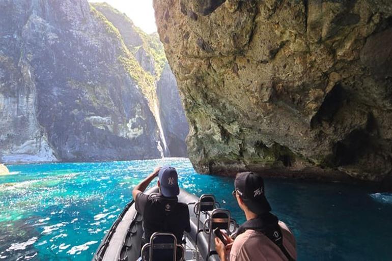 Entdecken Sie die Höhlen und Wasserfälle von Flores bei dieser Bootstour mit einem erfahrenen Guide.