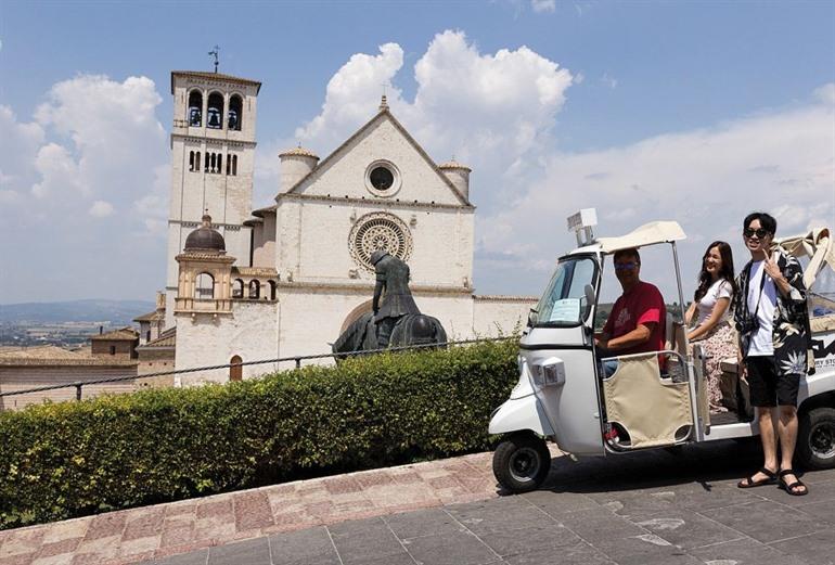 Entdecken Sie die schönsten Orte bei dieser unterhaltsamen TukTuk-Tour durch Assisi