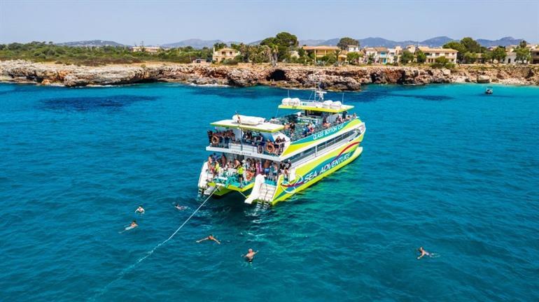 Entdecken Sie die Schönheit der Ostküste von Mallorca bei dieser malerischen Bootstour ab Calas de Mallorca