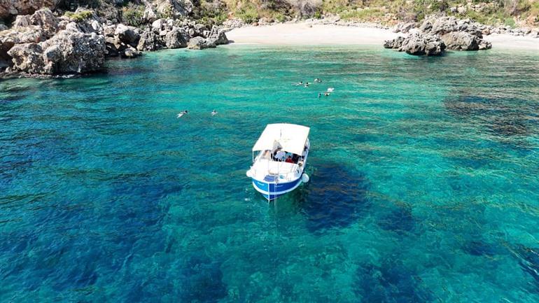 Entdecken Sie San Vito bei einer Bootstour mit drei Schnorchelstopps und Mittagessen