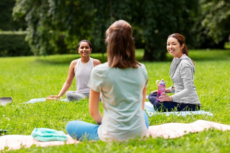 Treffen Sie neue Leute bei Yoga-Übungen im Park