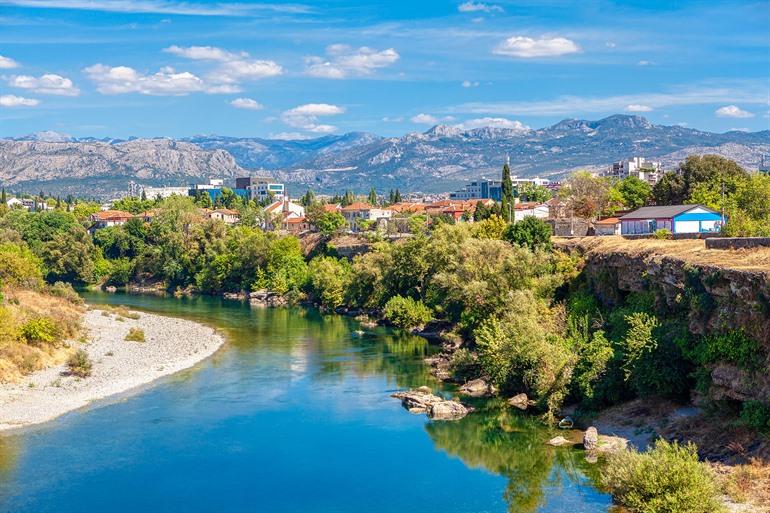 Entspannen Sie am Fluss Morača in Podgorica