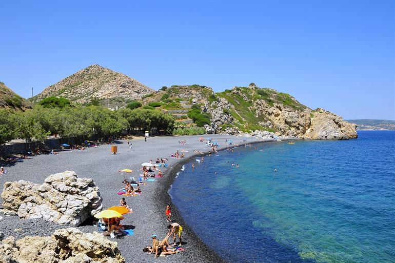 Entspannen am schwarzen Strand von Mavra Volio, Chios