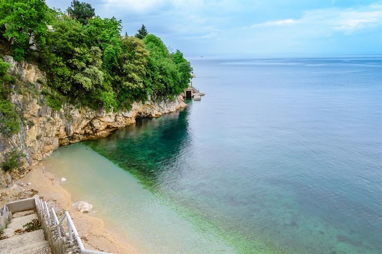 Entspannen am Sablićevo Strand in Rijeka, Kroatien