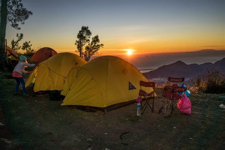 Auch schön: Verbringen Sie eine Nacht in einem Zelt am Fuße des Berges Batur.